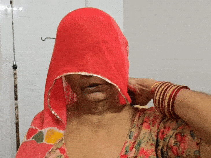 महिला के विरोध करने पर गले मे चोट लगी।