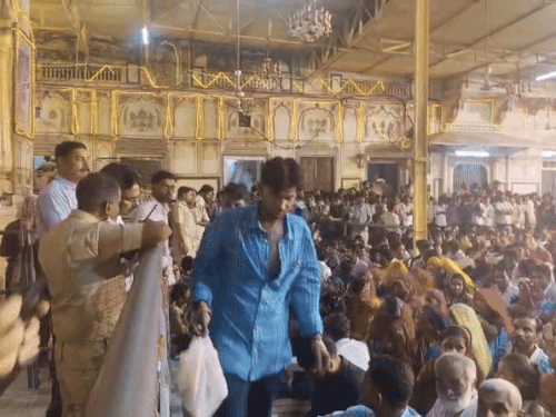 श्री कृष्ण जन्मोत्सव में शामिल होने के लिए बड़ी संख्या में श्रद्धालु मंदिर पहुंचे।