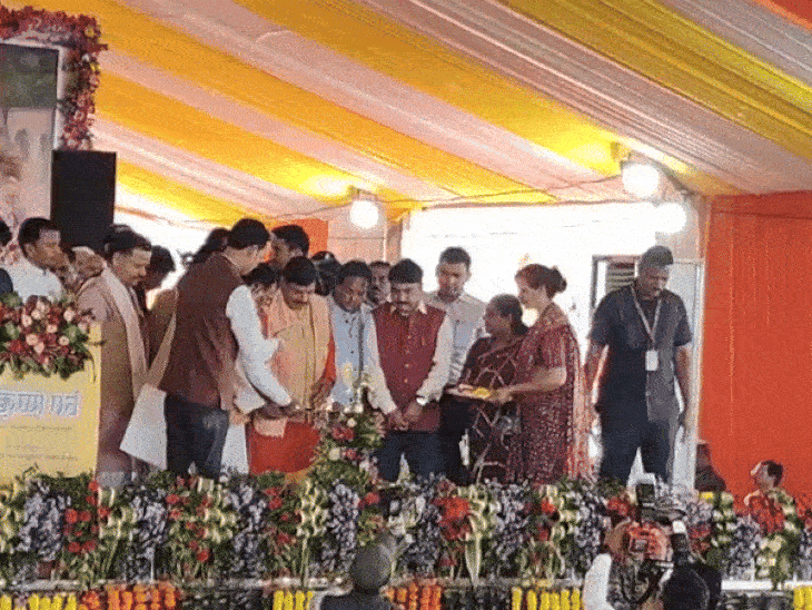 सीएम और मंत्रियों ने दीप प्रज्ज्वलन कर कार्यक्रम की शुरुआत की।