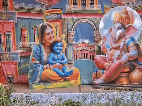 यहां श्रीकृष्ण की लीलाओं की 22 झांकियां बनाई गई है।