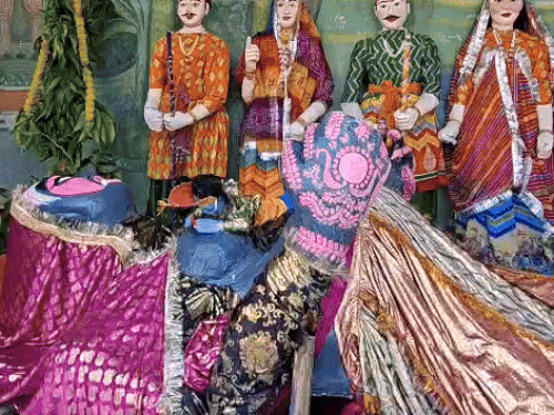 श्री कृष्ण पूतना के प्राण हरण करते हुए