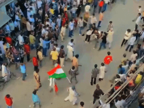 सांड के हमले में जुलूस में शामिल एक युवक गंभीर रूप से घायल हो गया। युवक को निजी अस्पताल में भर्ती कराया गया है।