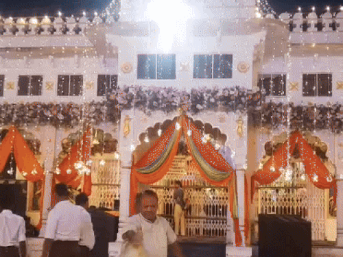 तलवंडी स्थित राधा कृष्ण मंदिर में रोशनी से सजावट की गई है।