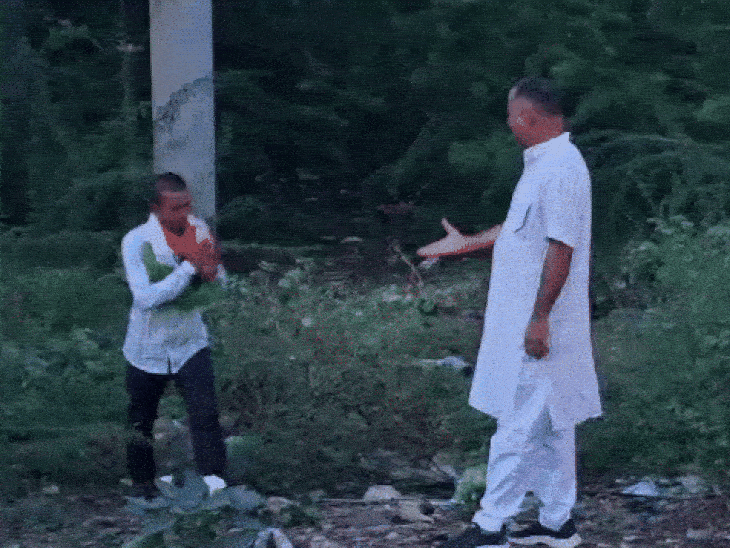 भाजपा नेता स्वरूप सिंह खारा मौके पहुंचे उनके समझाने और आश्वासन के बाद युवक नीचे उतरा।