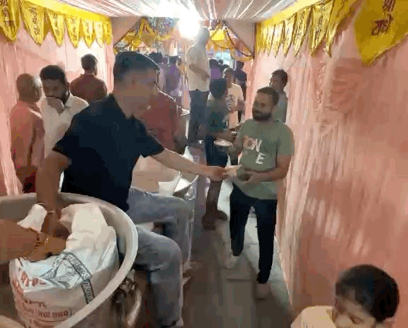 बालाजी मंदिर में 1100 किलो पंजीरी का भोग लगाकर भक्तो को प्रसाद वितरित किया गया