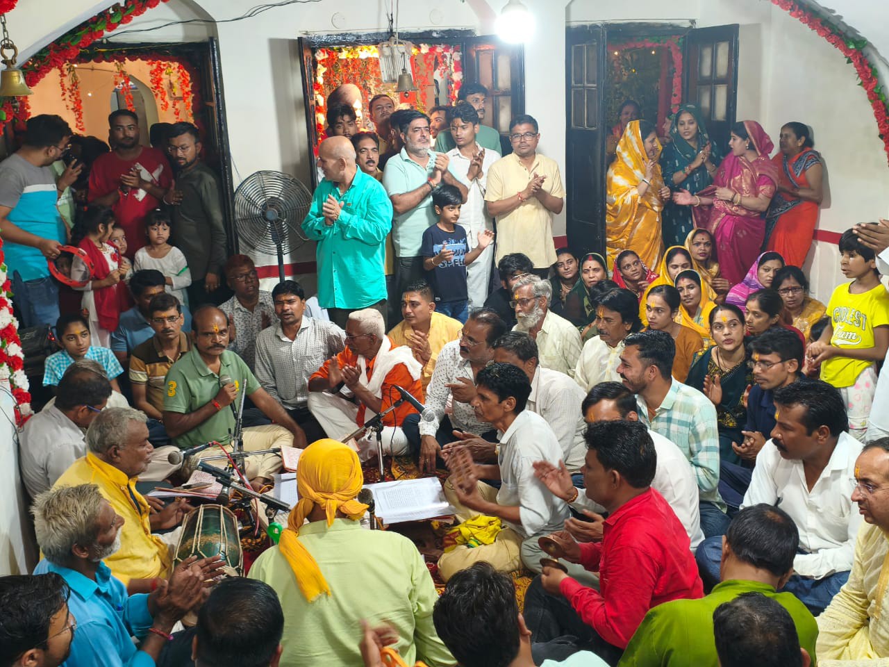 भजन संध्या में भक्तों ने कृष्ण भक्ति गीतों का आनंद लिया।