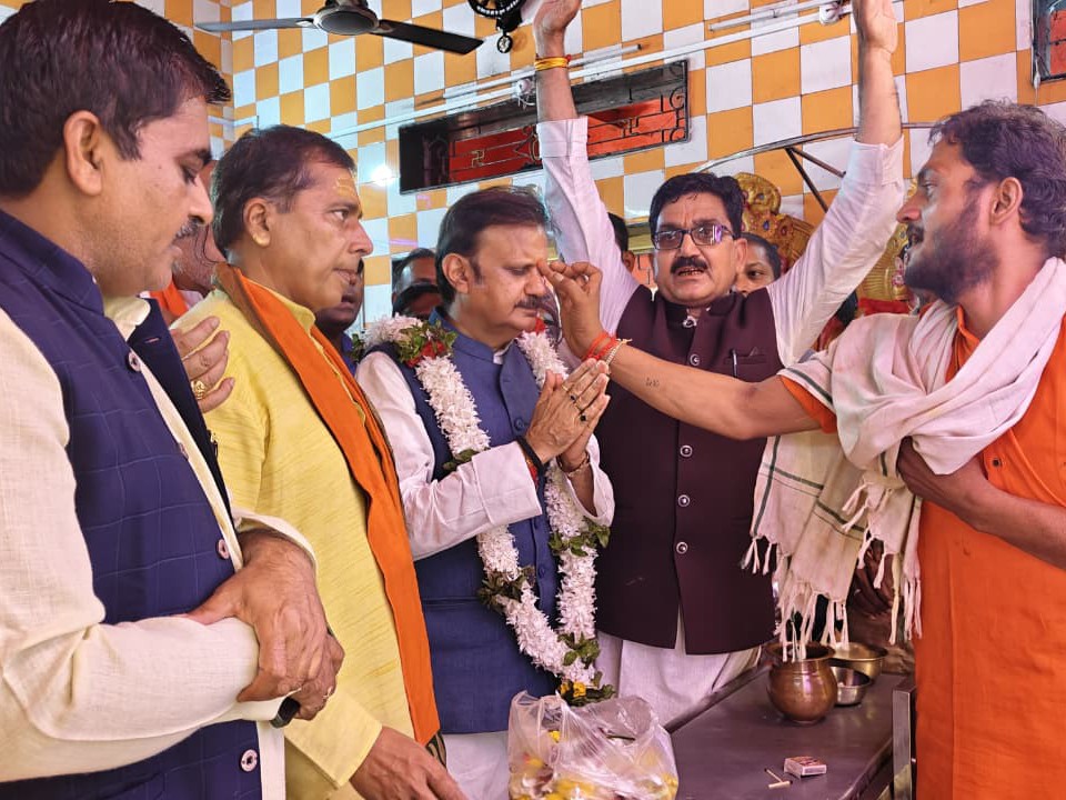 हनुमना में नागरिक अभिनंदन स्वीकार करते राजेंद्र शुक्ल।
