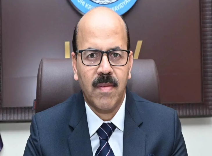 कुलपति डॉ गिरिश चंदेल।