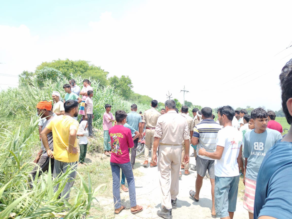 हरखपुर में जहां हत्या हुई, वहां गांवों के लोग और पुलिस पहुंची।
