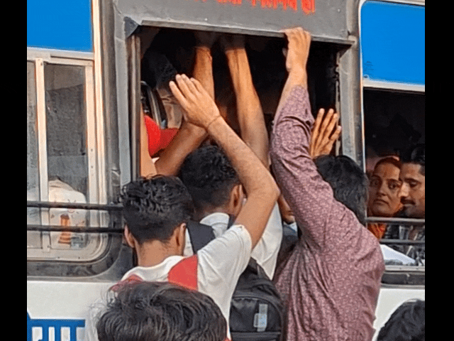 बस में बैठने के लिए जद्दोजहद करते युवा।