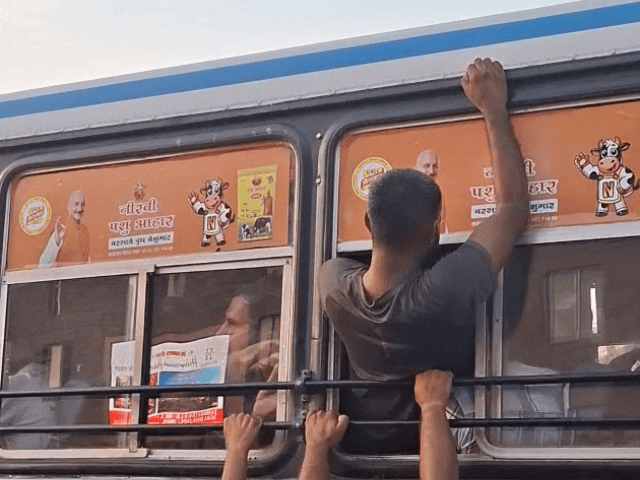 रोडवेज बस में कई अभ्यर्थी खिड़की से बस में बैठे।