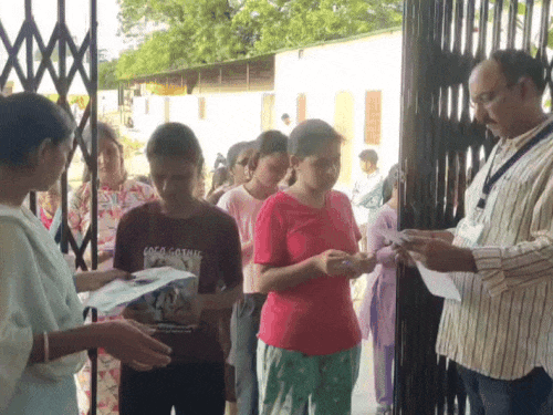 सीकर के एसके स्कूल परीक्षा केंद्र पर गहन जांच और एडमिट कार्ड चेक करने के बाद ही कैंडिडेट्स को एंट्री दी गई।