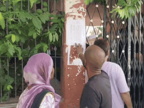 सीकर जिले में कम परीक्षा केंद्र होने के कारण जिले के एक लाख से अधिक युवाओं को बाहरी जिलों के एग्जाम सेंटरों पर एग्जाम देने के लिए जाना पड़ा।