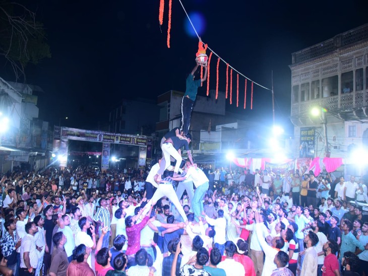 जाट बाजार में 6 साल बाद आयोजित हुई दही-हांडी मटकी फोड़ प्रतियोगिता शनिवार रात 1:50 बजे विक्की लखन और ग्रुप ने मटकी फोड़कर खिताब अपने नाम किया।