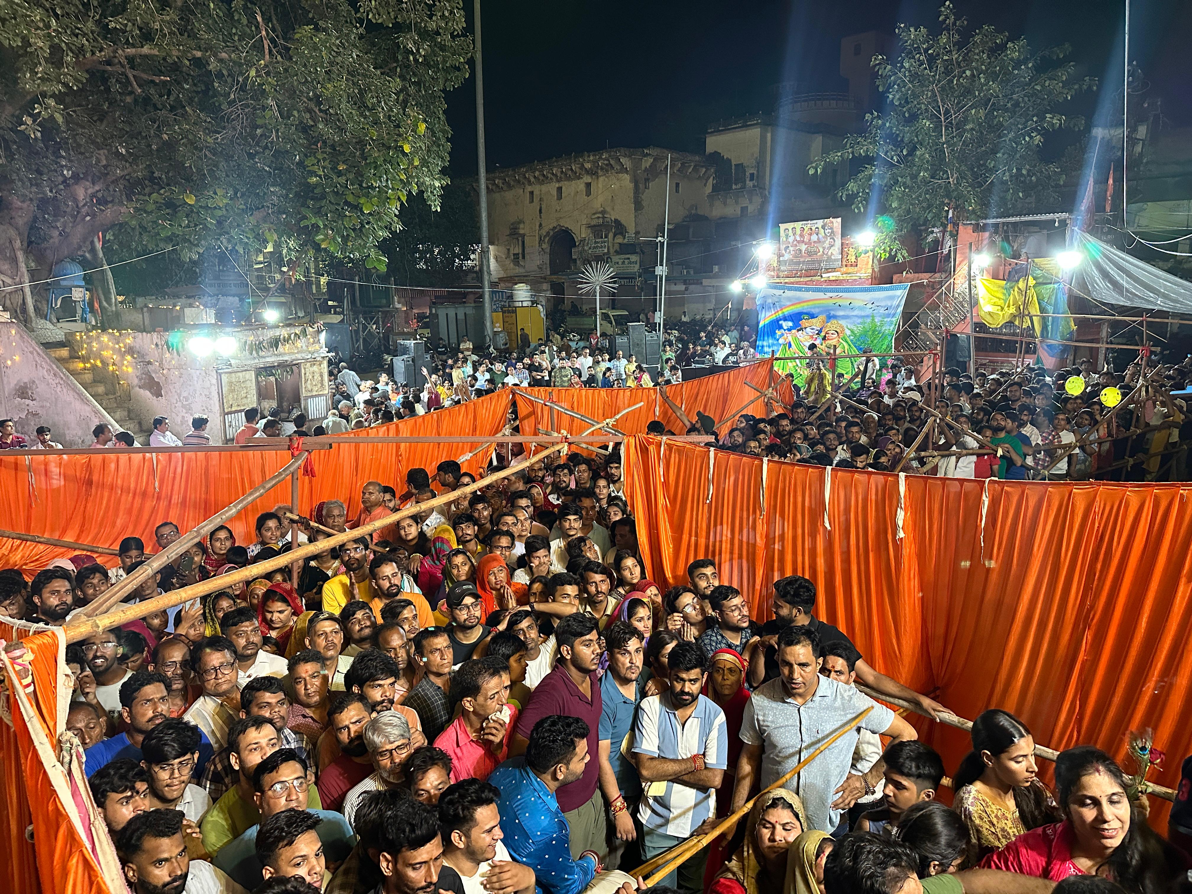 कल्याण धाम के बाहर 12 बजते ही श्री कृष्ण के जन्मोत्सव पर लोगों की भारी भीड़ जुटी।