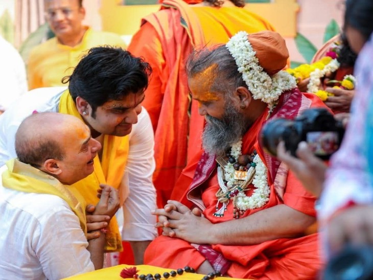 रैवासा धाम के अग्रमलूकपीठाधीश्वर राजेंद्र दास देवाचार्य महाराज से चर्चा करते हुए कथावाचक पंडित इंद्रेश उपाध्याय।