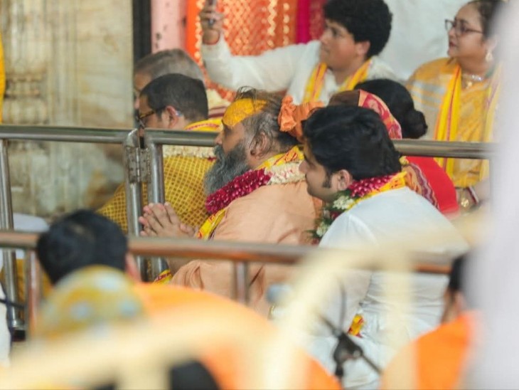 कथावाचक पंडित इंद्रेश उपाध्याय जयपुर के गोविंददेव जी मंदिर व गिरधरलाल जी मंदिर में आयोजित हुए अभिषेक उत्सव में शामिल हुए।