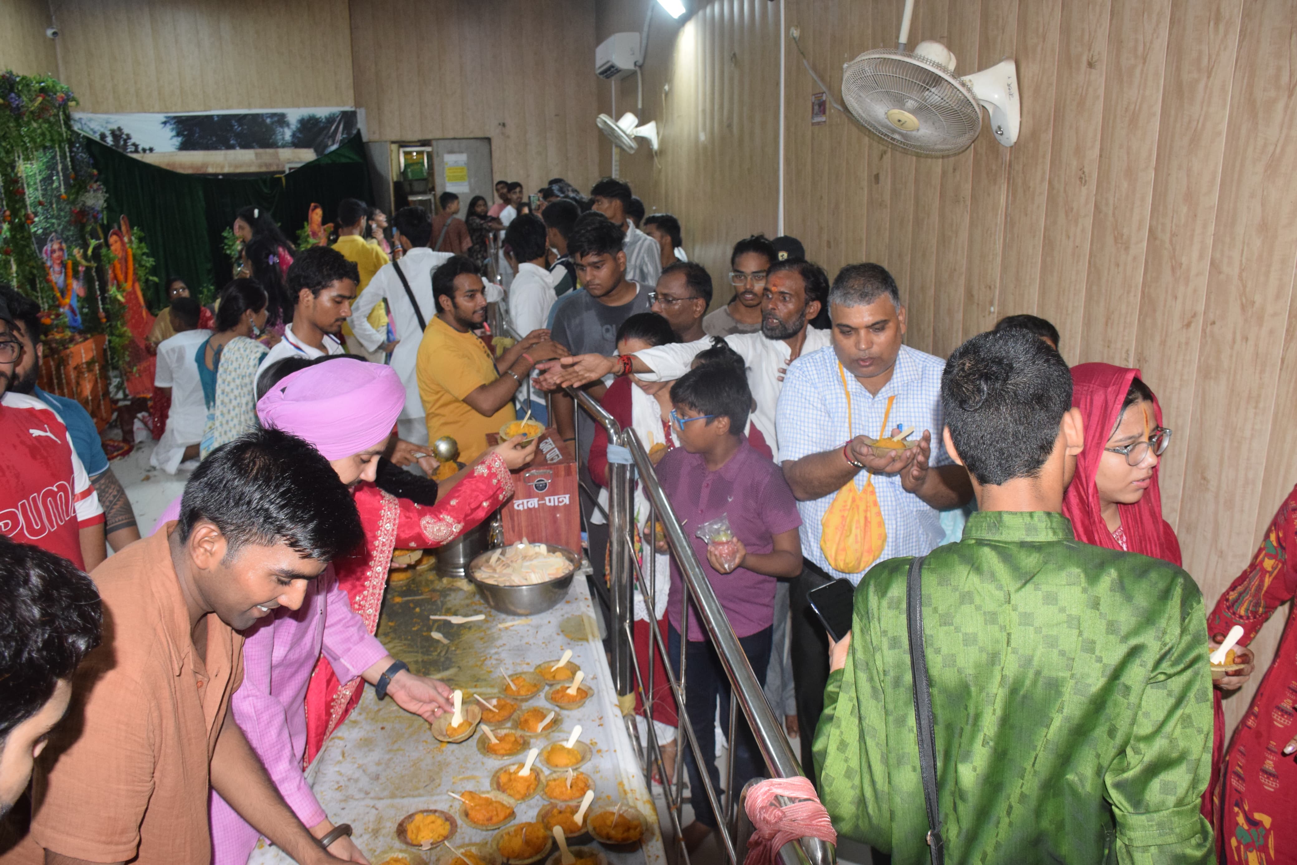 56 मेवों से तैयार प्रसाद वितरण किया गया।