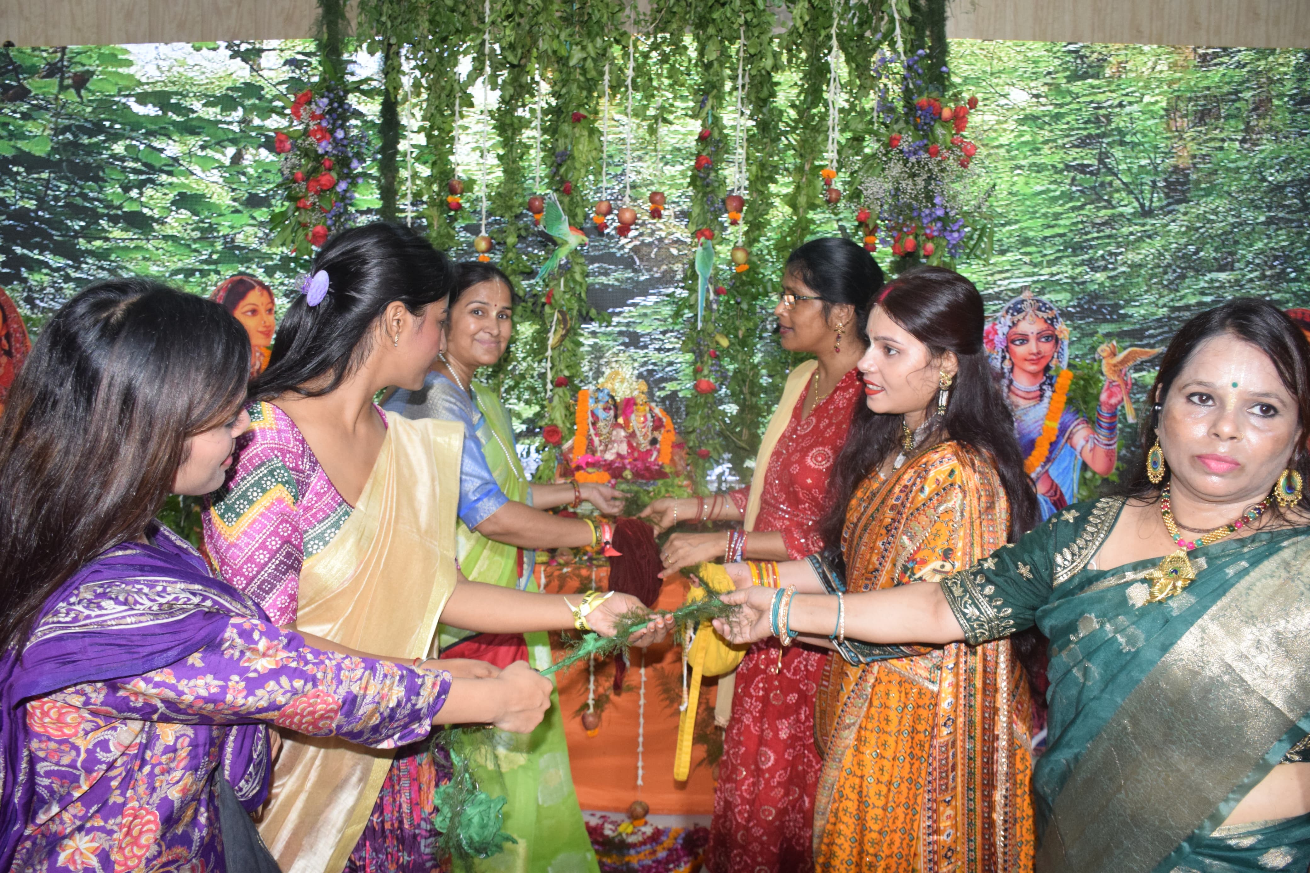 12 बजते ही बाल गोपाल को झूला झूलाते हुए सोहर गाती महिलाएं।