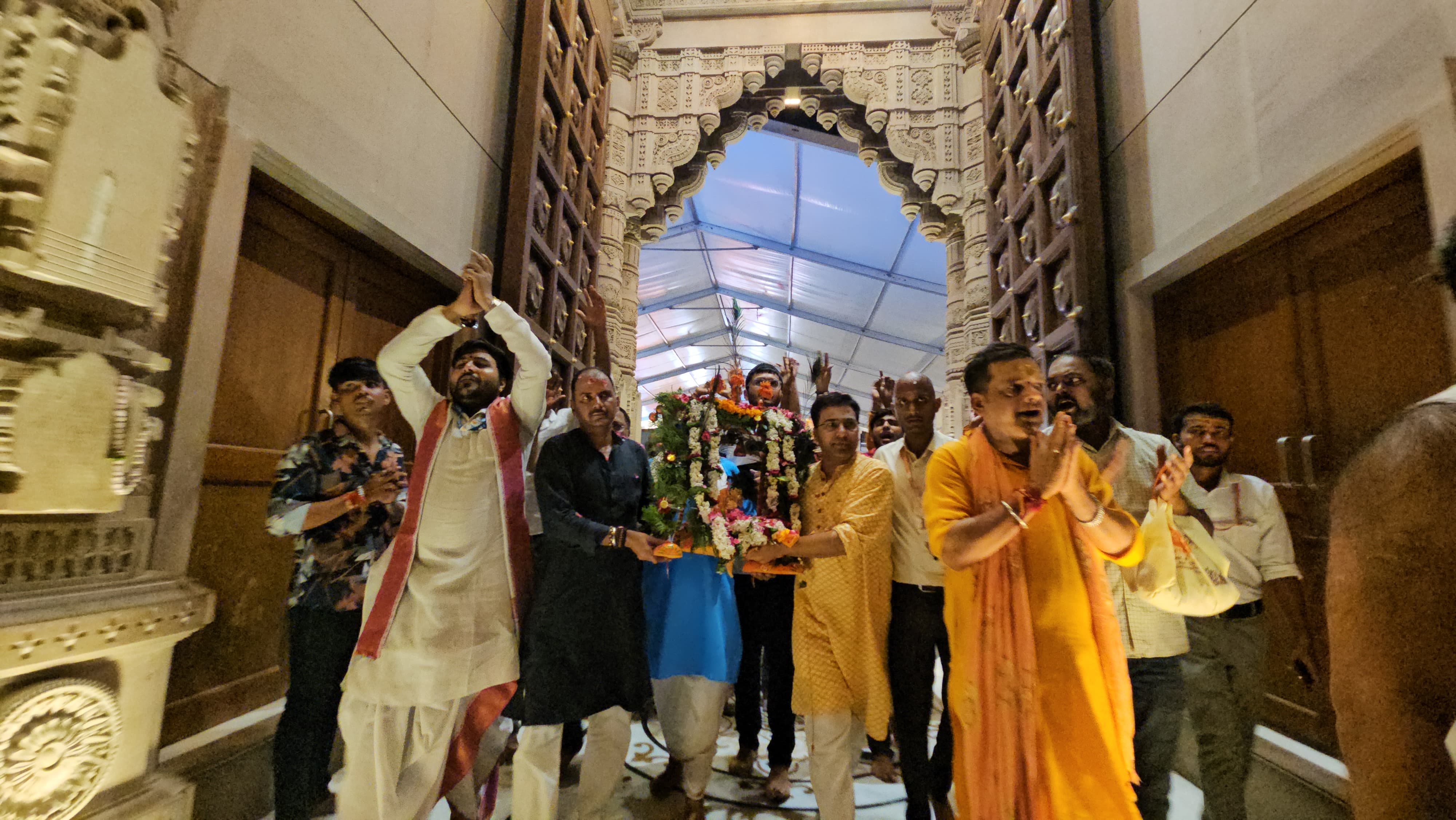 झूमते नाचते बाबा के धाम पहुंचे श्रद्धालु।