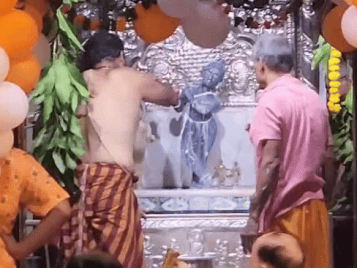 मुरली मनोहर मंदिर में भगवान कृष्ण का दूध, दही और माखन से अभिषेक करते पुजारी