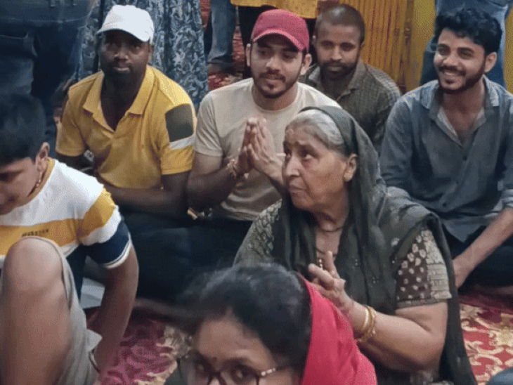 भजन गातीं महिलाएं और पुरुष