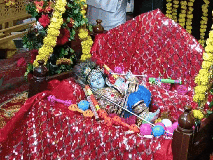 कुंज बिहारी मंदिर में जन्म के बाद पालने में झूलते कान्हा