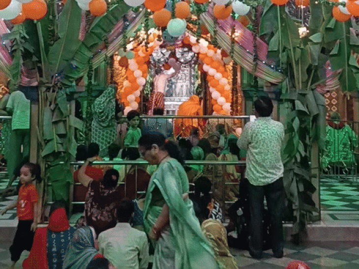 मुरलीमनोहर मंदिर में पूजा अर्चना करने पहुंचीं महिलाएं