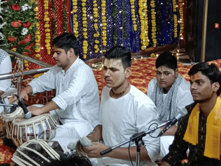 मंदिर में भजन प्रस्तुति देते गुरुकुल के शिक्षार्थी