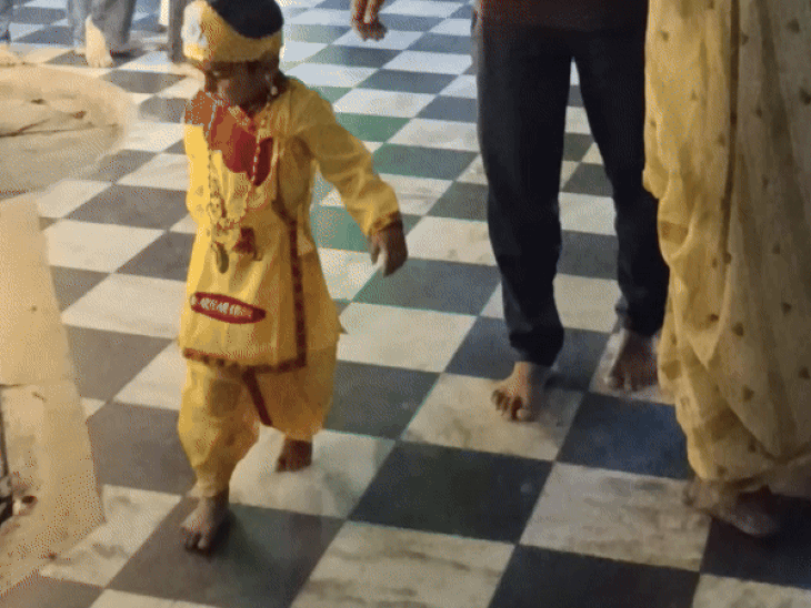 श्री कृष्ण की पोषक पहनकर मंदिर पहुंचे बच्चे