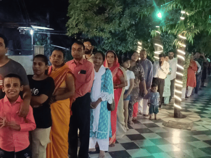 आधी रात को दर्शन के लिए कतार में खड़े भक्त