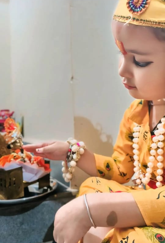 हंसिका रघुवंशी पुत्री रक्षा अमित रघुवंशी निवासी रघुवंशी कॉलोनी।