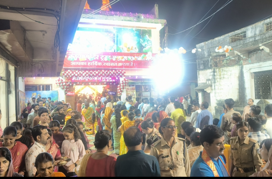 गोपाल मंदिर पर देर रात तक श्रद्धालुओं की भीड़ लगी रही।