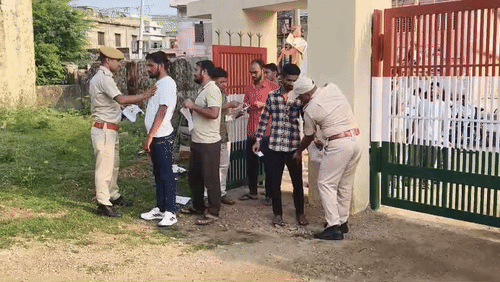 सवाई माधोपुर के पुराने शहर के 72 सीढ़ी स्कूल में चैकिंग करता पुलिस स्टाफ।