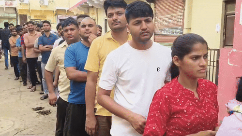 इस दौरान परीक्षार्थियों की परीक्षा केंद्रों पर लंबी कतार लगी हुई दिखाई दी।