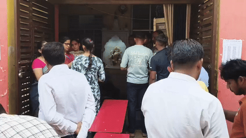 यहां परीक्षा केंद्रों पर परीक्षार्थियों को कई दौर की चैकिंग के बाद प्रवेश दिया गया।