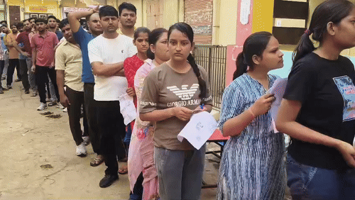 यहां परीक्षा केंद्रों पर इस दौरान पुलिस जाब्ता भी तैनात किया गया था। वहीं मैंटल डिटेक्टर से चैकिंग के बाद प्रवेश दिया गया।