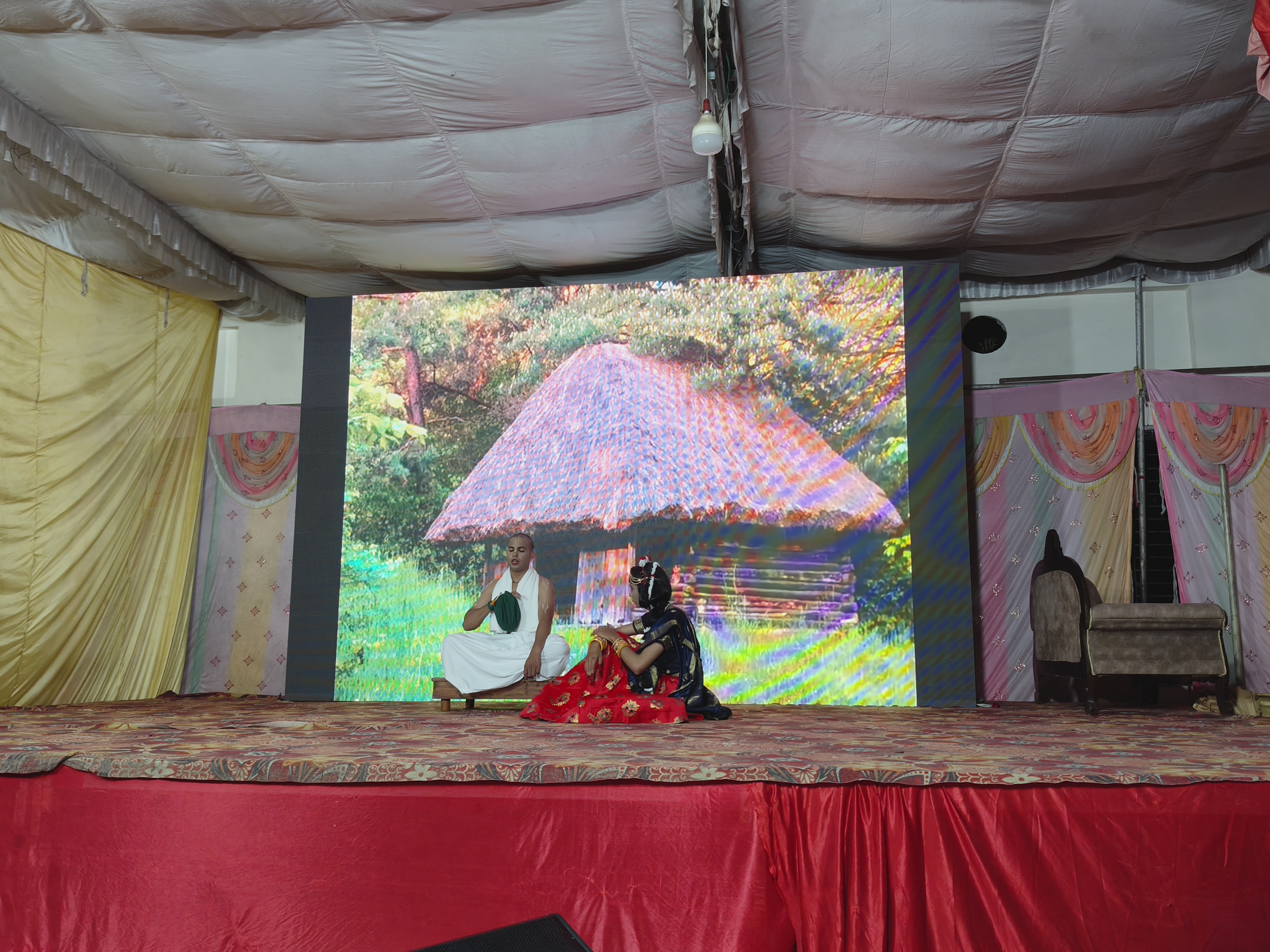 इस्कॉन मंदिर समिति द्वारा नाट्य मंचन कराया।