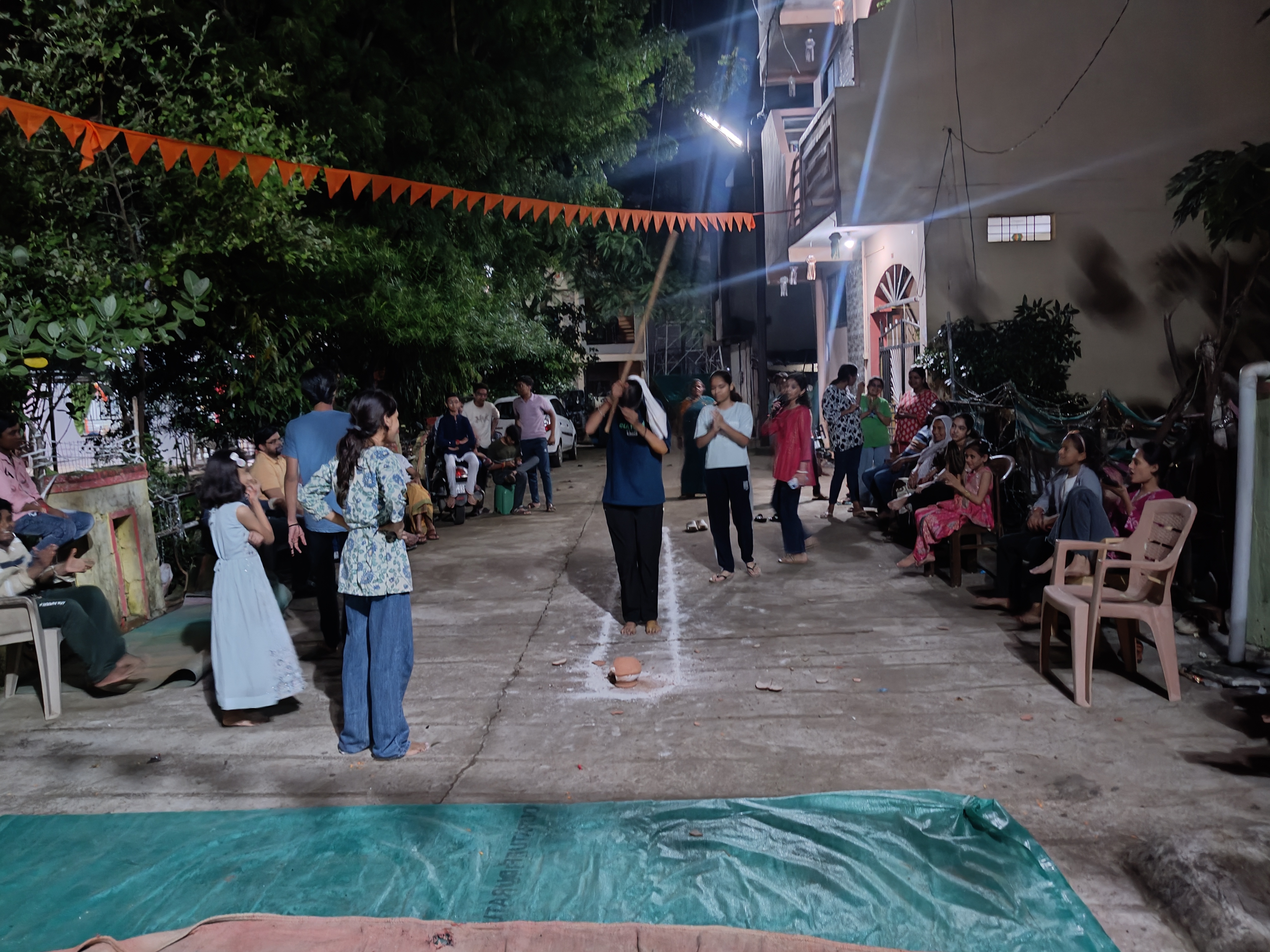 कावेरी स्टेट कॉलोनी में मटकी फोड़ हुई।