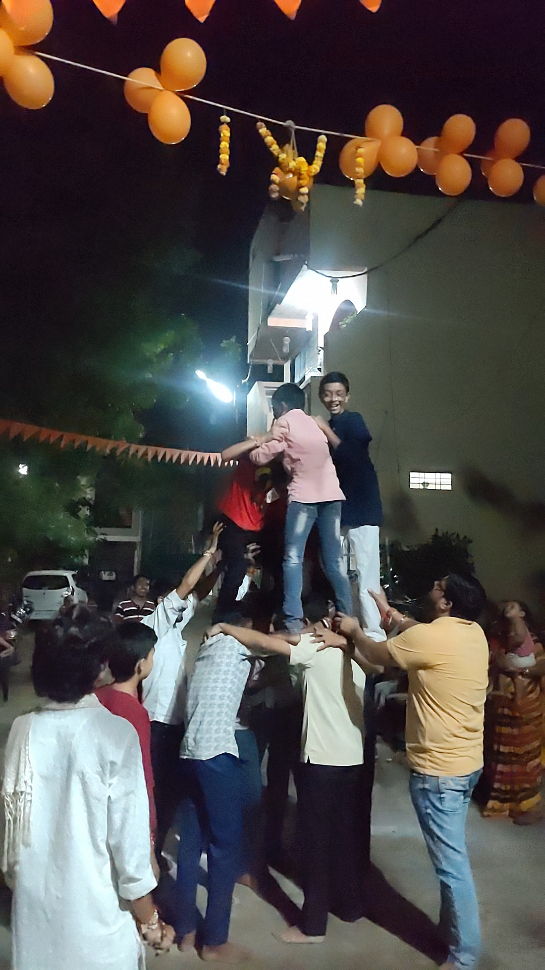मालाखेड़ी स्थित कावेरी स्टेट कॉलोनी में भगवान कृष्ण की आरती और मटकी फोड़ हुई।