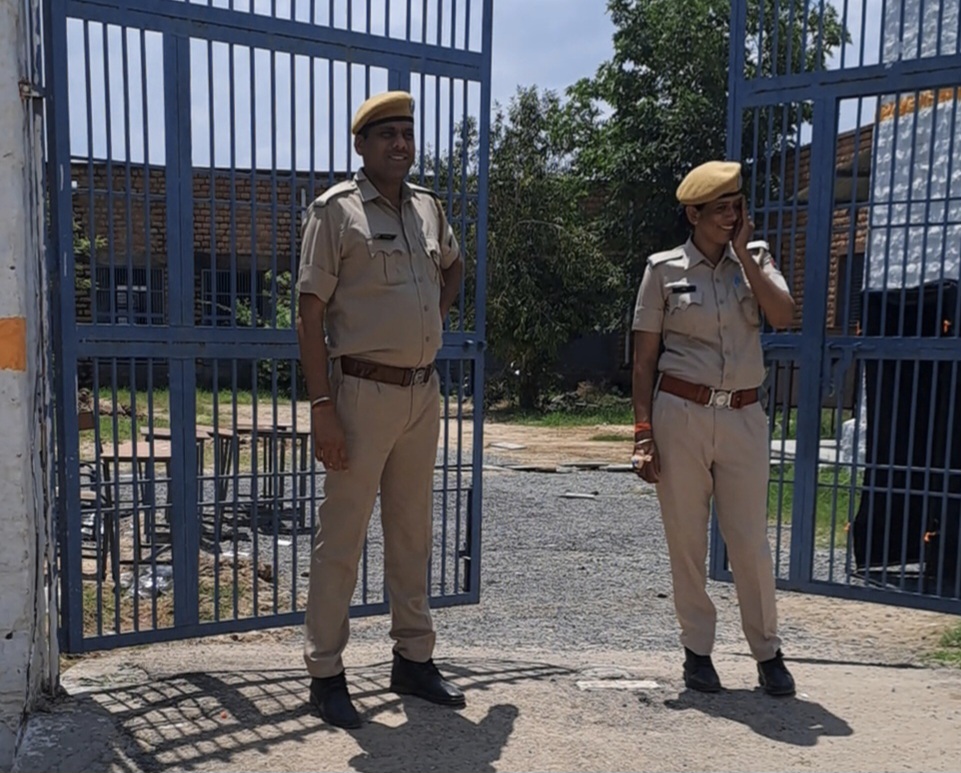 पाली के बांगड़ कॉलेज परीक्षा केंद्र पर पति पत्नी (रामस्वरूप और मंजू) दोनों साथ में ड्यूटी करते हुए।