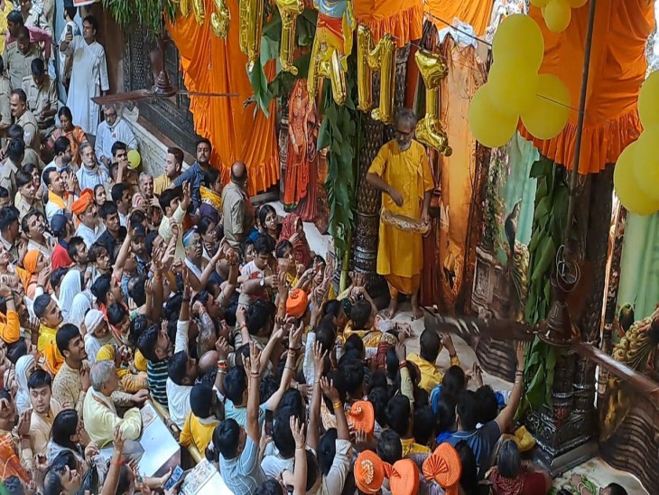 भगवान के प्रगट के बाद मंदिर के गोस्वामियों ने खुशी में उपहार लुटाए