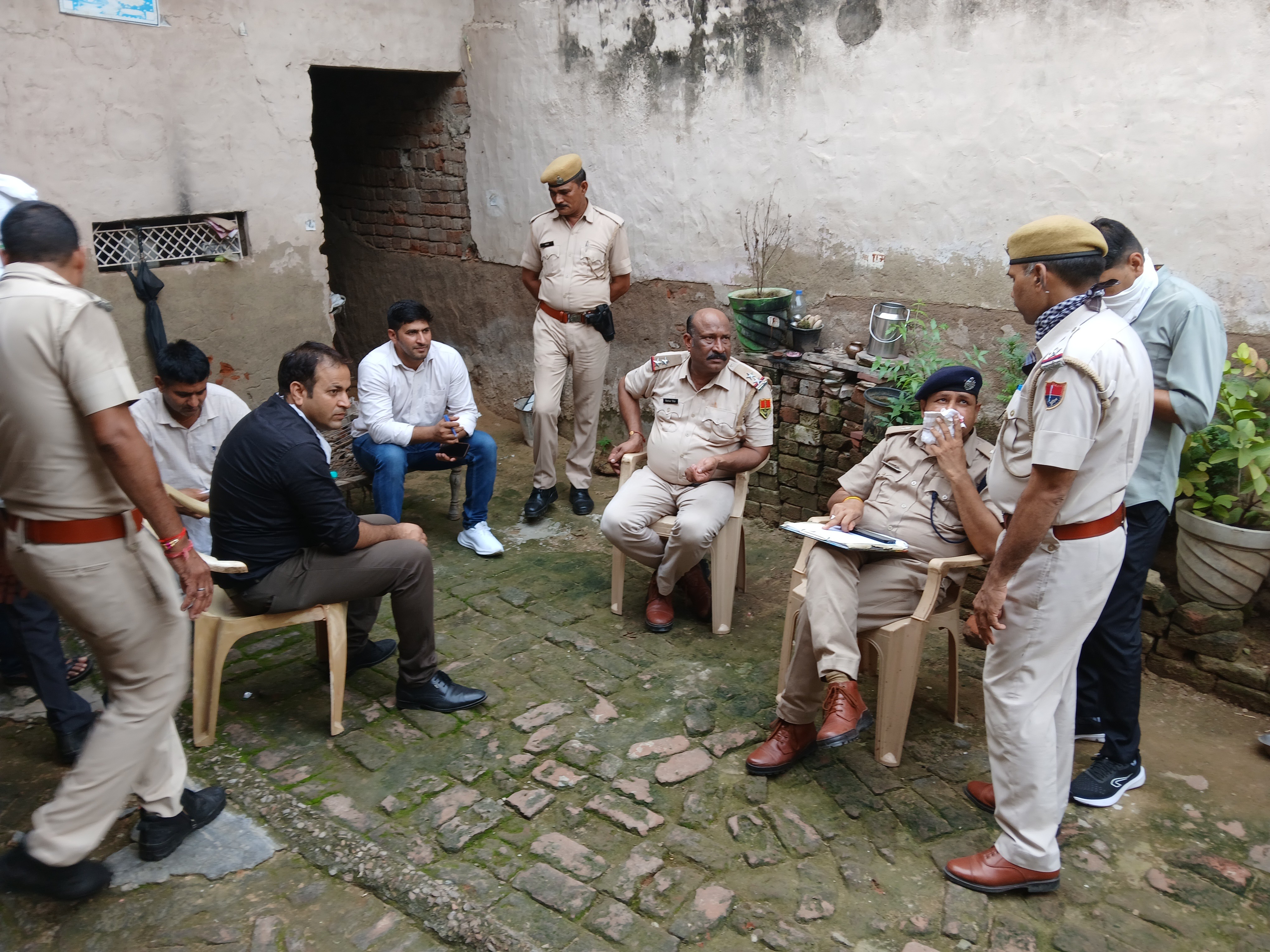 सूचना पर पुलिस मौके पर पहुंची। डीएसपी राजेंद्र सिंह निर्वाण ने कहा- मामले की जांच की जा रही है।