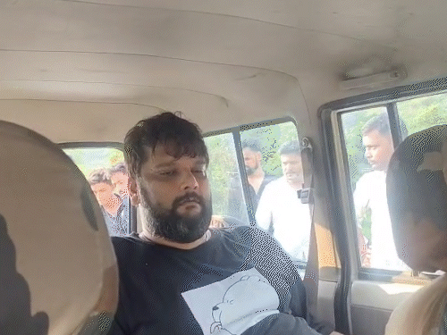 कार सवार दोनों युवकों को हॉस्पिटल ले जाया गया।