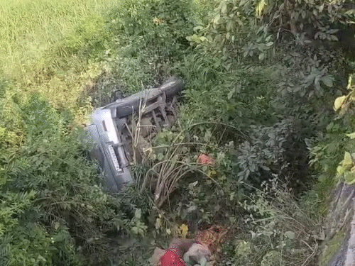 तेज रफ्तार कार सड़क किनारे बने डिवाइडर को तोड़ते हुए 10 फीट गहरी खाई में गिर गई।