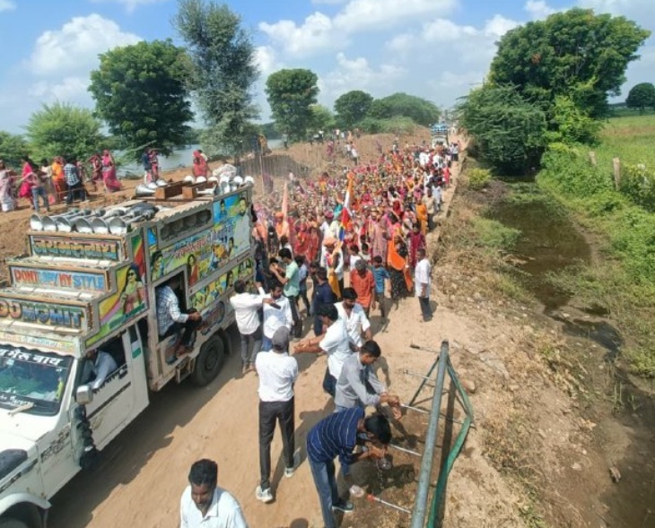 पाली जिले के करमावास गांव में रविवार को निकाली गई कलश यात्रा में शामिल ग्रामीण।