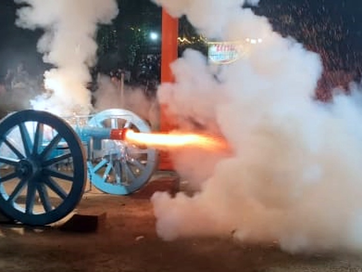 रात्रि 12 बजे के करीब कान्हा जन्म की खुशी में दो अलग अलग तोपो से 21 बार तोपे दागकर सलामी दी गई।