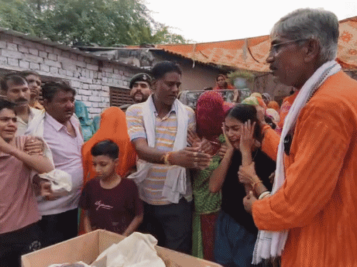 पिता के अंतिम दर्शनों के दौरान बेटी साक्षी रोते-रोते बेसुध हो गई।