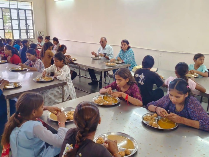 सिरोही कलेक्टर ने छात्रावास की छात्राओं के साथ किया भोजन।