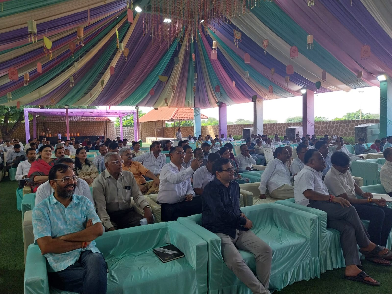 बैठक में मौजूद अधिवक्ता।